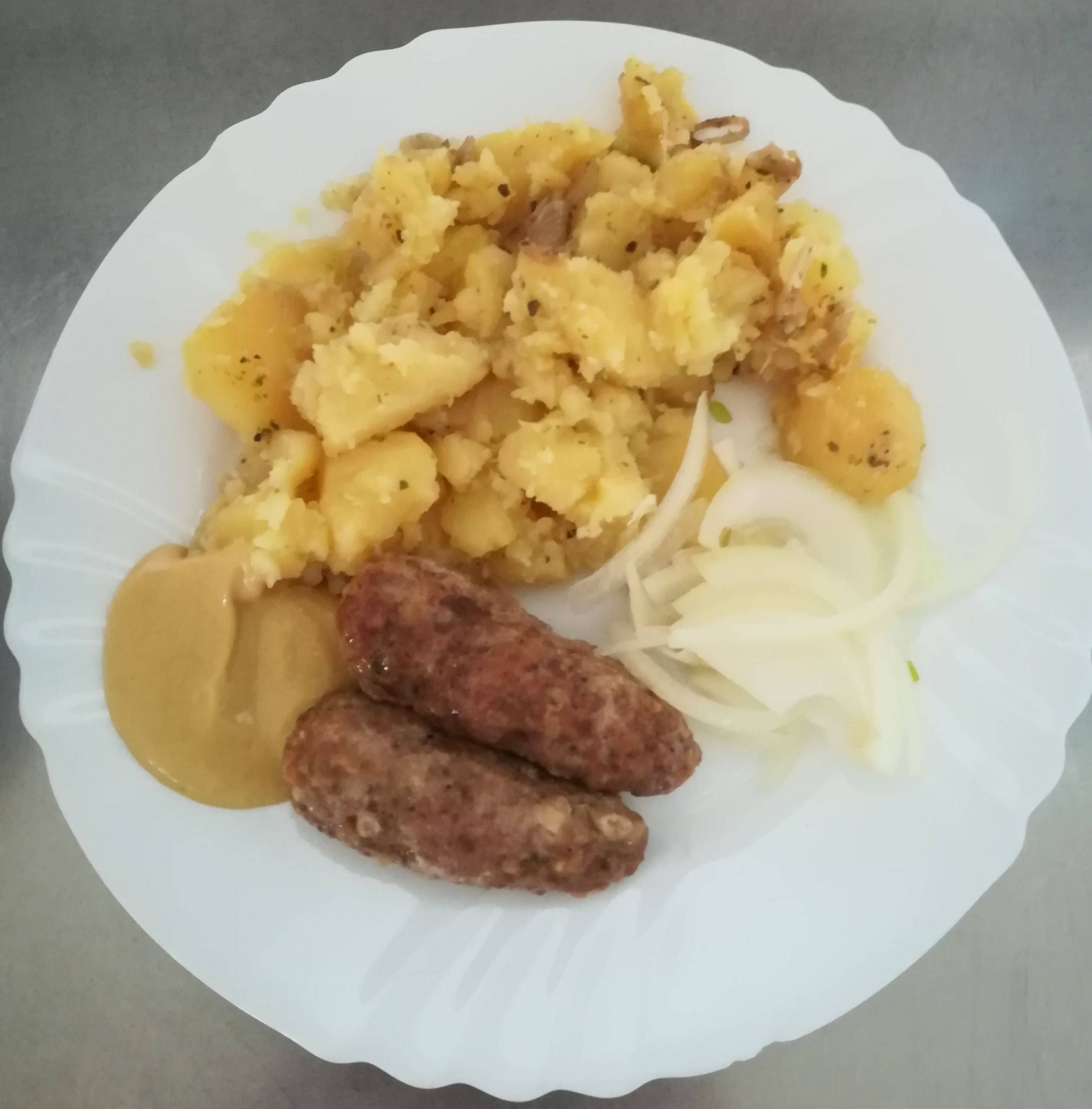 čevapčiči s cibulí a hořčicí
