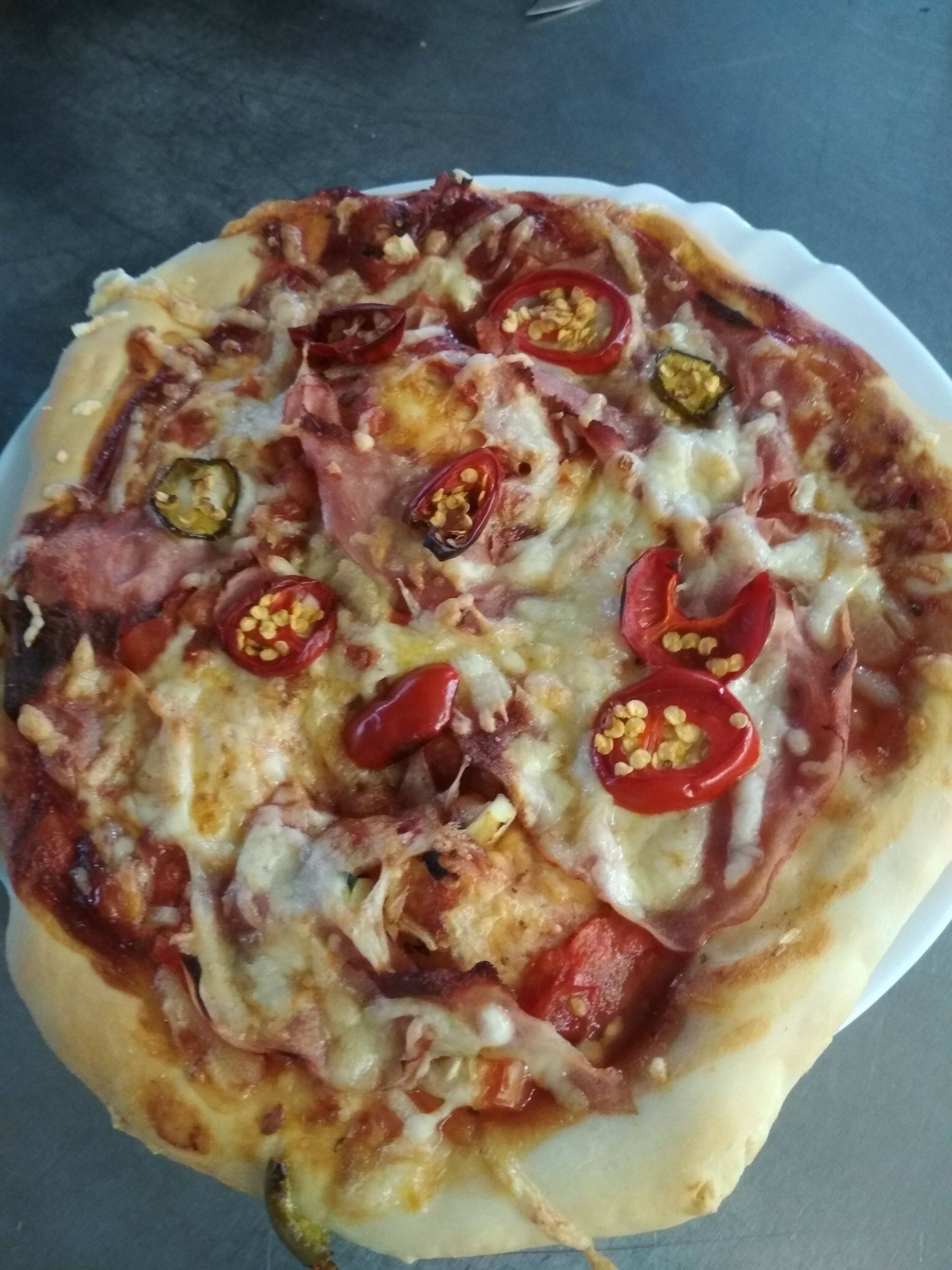 pizza s uzeninou, zeleninou a sýrem